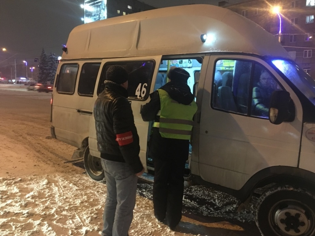 Полиция ушли. Миниавтобус уходит от полиции. Ночь Карачуна в Магнитогорской области.