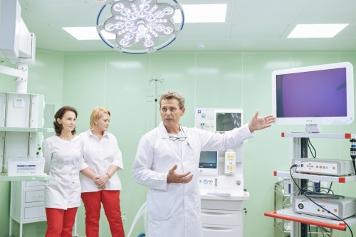 Хирургию, круглосуточный стационар и клинико-диагностическую лабораторию экспертного уровня открыли в МЦ «НовоМед»