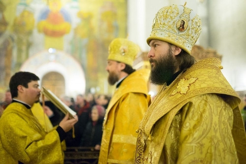 Епископ призвал верующих работать над собой. Новый архиерей Зосима провел в Магнитогорске первую службу