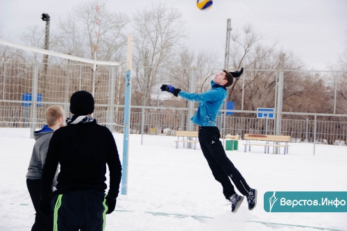Волейбол в футбольных бутсах. В День снега в Магнитогорске опробовали новый вид спорта