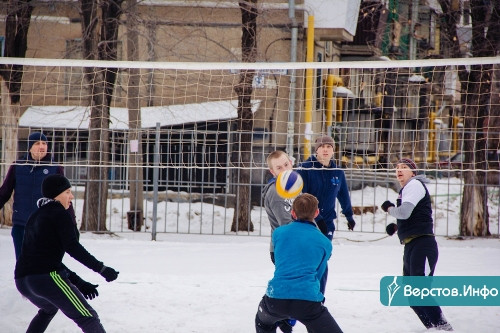 Волейбол в футбольных бутсах. В День снега в Магнитогорске опробовали новый вид спорта