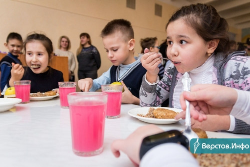 «Дома бы такое готовить!» Школьникам в Магнитогорске сделали одинаковые завтраки
