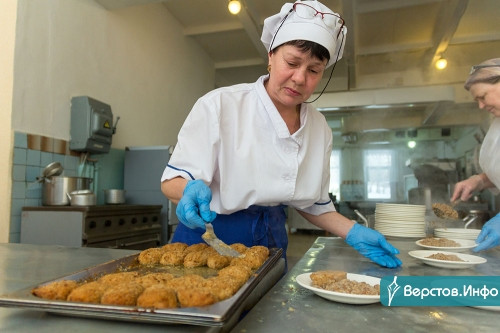 «Дома бы такое готовить!» Школьникам в Магнитогорске сделали одинаковые завтраки