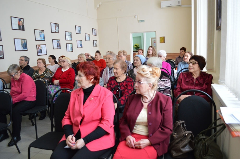 освоить новую професси. бабушки в летом в городе. пропажа людей в магнитогорске. внимание найден человек. пенсионеры просвещаются газета.