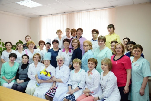 Больше 60 лет в медицине! В Магнитогорске проводили на пенсию медсестру-ветерана