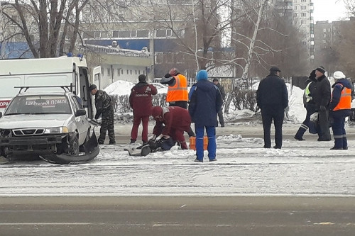 Встать не смог. Пешехода, сбитого на проспекте К. Маркса, увезли на скорой