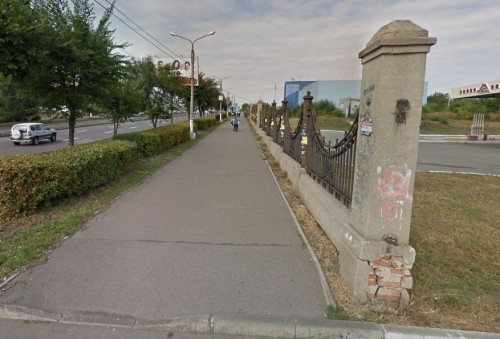 Его ломали вандалы и портили расклейщики. Власти города решили восстановить исторический забор вдоль проспекта Ленина
