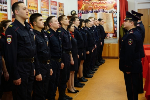 Поклялись служить с честью. Магнитогорский гарнизон полиции пополнился 39 новичками