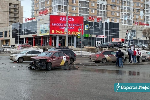 В Магнитогорске произошло жёсткое ДТП с участием двух автомобилей «Яндекс.Такси». Они «нашли» друг друга на перекрестке