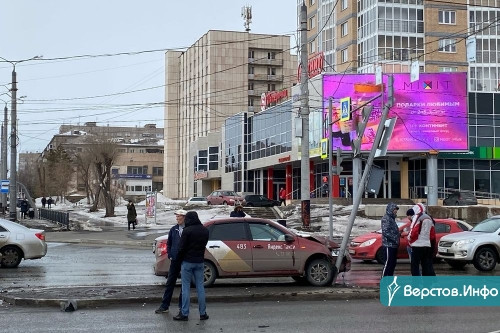 В Магнитогорске произошло жёсткое ДТП с участием двух автомобилей «Яндекс.Такси». Они «нашли» друг друга на перекрестке
