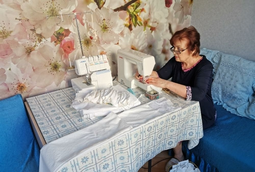 Научат шить кого угодно! Возрастные волонтёры Магнитогорска освоили швейное мастерство