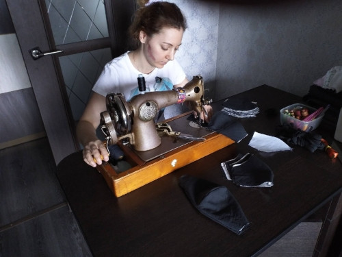 Несите лучше ткань! 26-летняя жительница Магнитогорска научилась шить маски, которые раздаёт бесплатно
