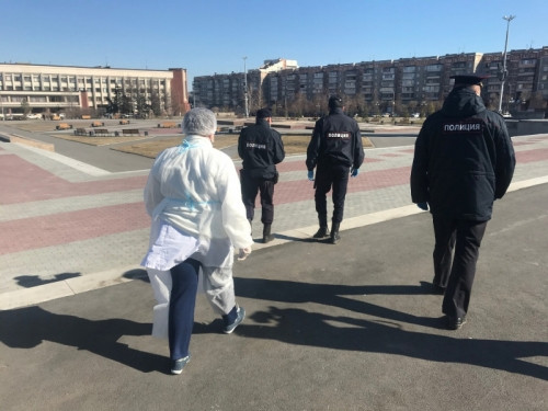 Пока гуляющих не штрафуют. В Магнитогорске патрули объясняют горожанам, почему лучше остаться дома