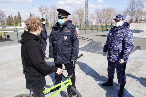 И с родителями, и без. В Магнитогорске полицейские находят «несамоизолированных» детей