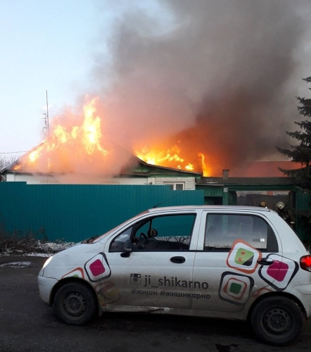 Спасли семью из огня. В Магнитогорске двое приятелей стали свидетелями пожара и не растерялись