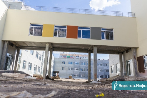 Работы завершат в июне. Во внешний вид самой большой школы в Магнитогорске добавили красок