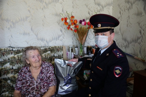 Вручили подарочные наборы. В Магнитогорске полицейские поздравили ветеранов войны