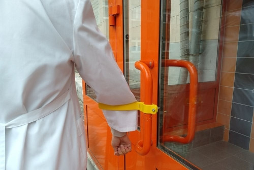 Без рук! В магнитогорской больнице установили специальные рукоятки для открывания дверей