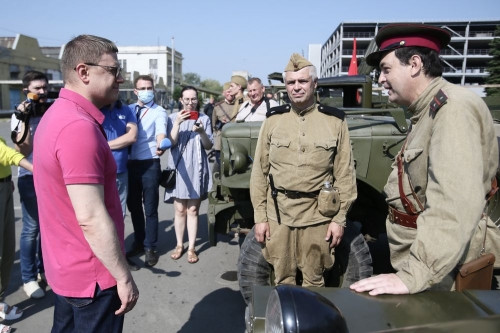 Губернатор Челябинской области дал старт автопробегу и проехал на танке. В Челябинске нашли место для стелы