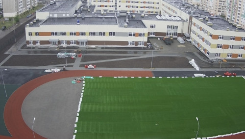 Скоро будет стадион! Около новой школы в 145 микрорайоне укладывают искусственный газон