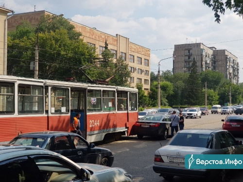 Нужно потерпеть. В Магнитогорске серьёзные пробки из-за ремонта перекрёстка Ленина – Гагарина