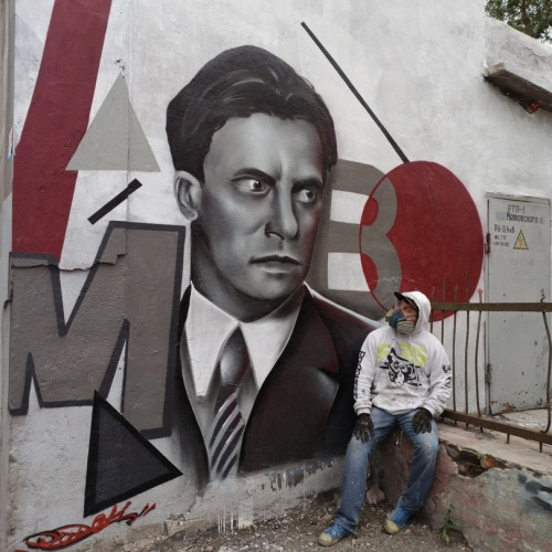 Стрит-арт на год. В Магнитогорске уличный художник изобразил Маяковского на улице Маяковского
