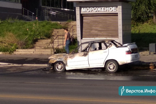 Хозяина автомобиля ищут. На перекрестке Ленина – Сталеваров полностью сгорела «десятка»