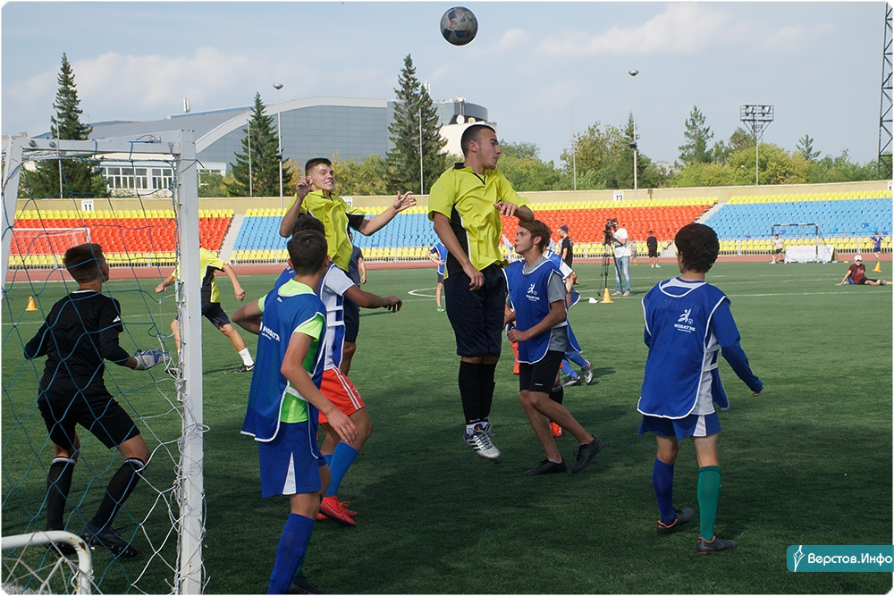 команды вышли на поле в. награждение футболистов. команды вышли на поле в. футбол начало матча на поле. стадион на тускарной курск.