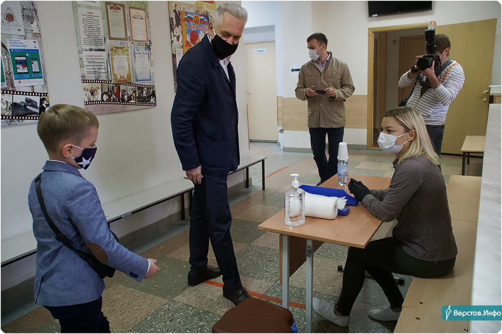 Во сколько открывается избирательный участок в москве. Открытие избирательных участков. Открытие избирательного участка фото. Картинка фото открытие избирательного участка.