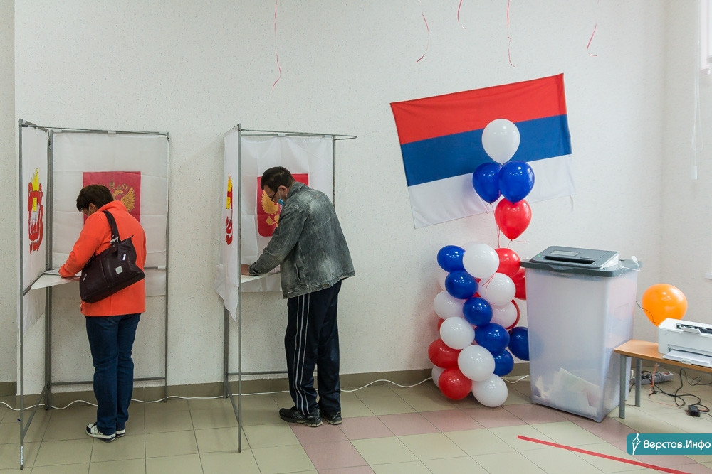 Сюжет про выборы. Кабинка для голосования игра в детском саду. На участках кабинки для голосования открытые. Кабинки для голосования на выборах в Молдове. Кабинки для голосования с красными шторками.