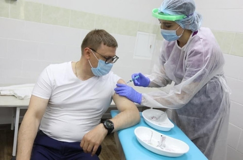 Укололи губернатора. Алексею Текслеру поставили прививку в Областной больнице № 2