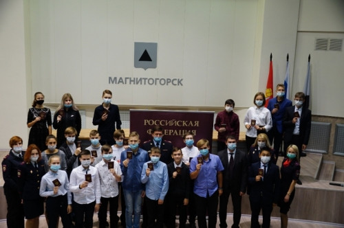 Паспорт и фото на память. Магнитогорские подростки запомнят этот день на всю жизнь Паспорт и фото на память. Магнитогорские подростки запомнят этот день на всю жизнь