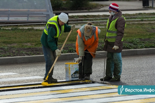 Начали с пешеходных переходов. В Магнитогорске обновляют дорожную разметку и экспериментируют с пластиком