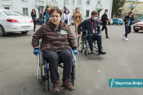 Попытался даже чиновник. В Магнитогорске люди в колясках преодолели маршрут по Ленинскому району
