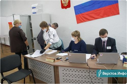«Привык приходить к открытию избирательного участка». Александр Морозов проголосовал одним из первых