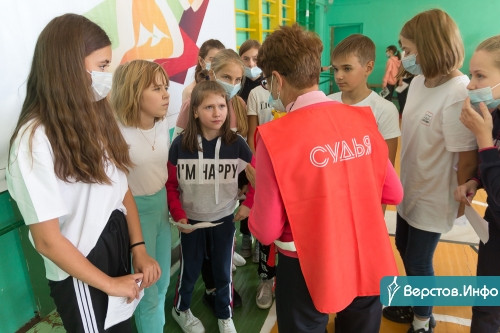В Магнитогорске школьники и учителя начали сдавать ГТО. Первой выездную бригаду приняла школа № 20