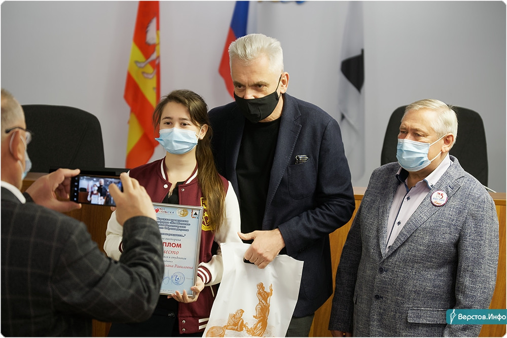 Предлагает победители. Доброволец года 2020 Новосибирск. Школа искусств 2 Мурманск. Школа 62 Новосибирск директор. Школа искусств