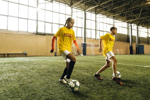 Тренировка у Черчесова! «Пятёрочка» и PepsiCo осуществили мечту юной футболистки из Магнитогорска