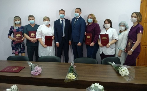 В Магнитогорске сотрудников медсанчасти поблагодарили областные депутаты. Среди награждённых не только врачи