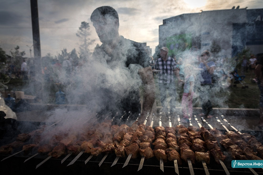 горящее чучело на масленицу. сжигают масленицу огнеметом. январь жжет. праздник комоедица у славян. поджог сухой травы.