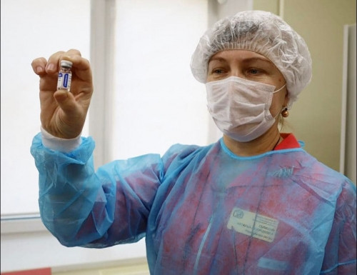 Вчера в Челябинске, сегодня – в Магнитке! На Южном Урале прививки от COVID-19 ставят врачам, учителям и полицейским