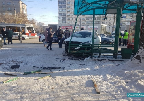 После столкновения с внедорожником. На проспекте К. Маркса «Солярис» разгромил автобусную остановку