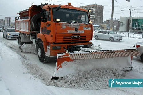 Работали круглосуточно. За выходные из Магнитогорска вывезли семь тысяч тонн снега