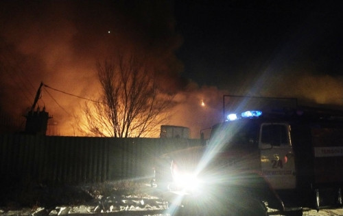 Пожарным было не до праздника. В Магнитогорске ночью тушили крупный пожар