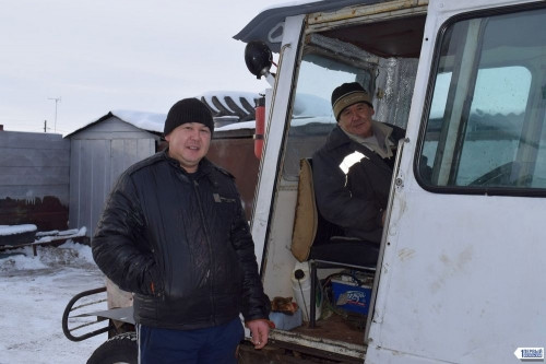 Для хозяйства и расчистки дорог от снега. Житель посёлка под Магнитогорском собрал трактор