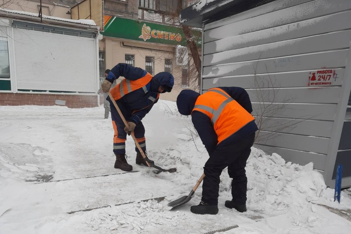 Работа в магнитогорске. Работа в Магнитогорске дорожный рабочий. УРАЛСЕРВИСГРУПП Магнитогорск фото. Картинки работников работающих в непогоду.