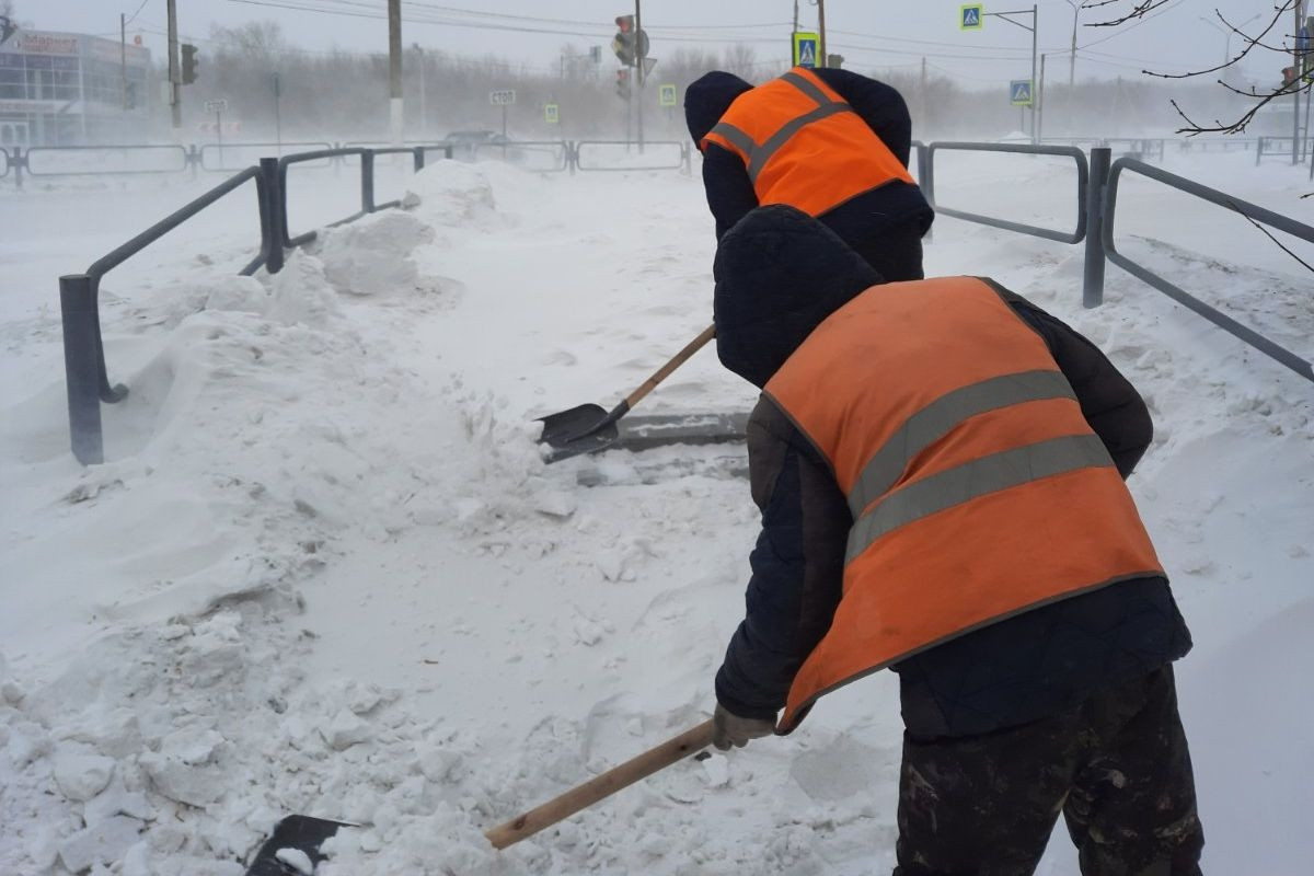 Работа в магнитогорске. Убирают снег в Мегионе. Снегопад в Магнитогорске. Внимание идут работы зима.