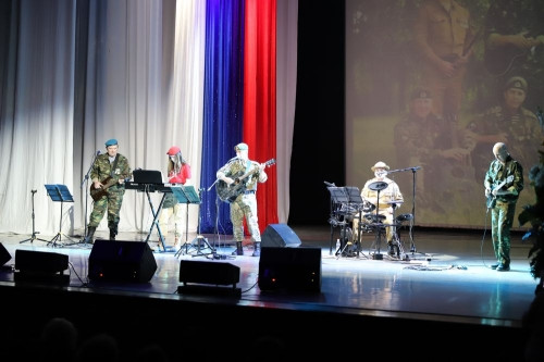 Магнитогорских воинов-интернационалистов поздравили музыканты из Тюмени