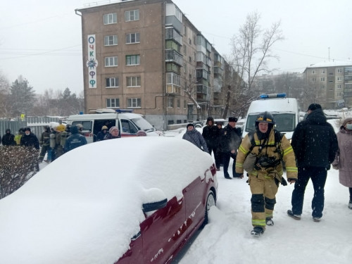 Горит проводка в подъезде. Пожарные Магнитогорска эвакуировали жильцов 16-этажки на проспекте Ленина