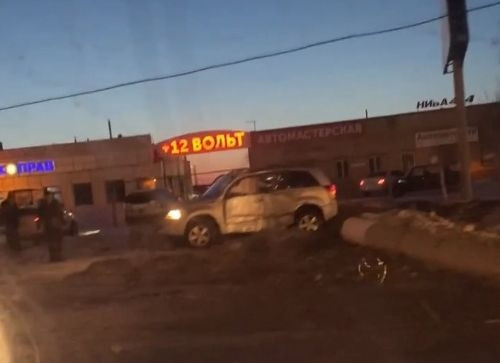 Эффектное видео. В Магнитогорске водитель иномарки снёс столб и устроил электрический «салют»